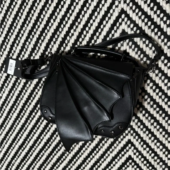 Banned Alternative Gwendolyn Batwing Handbag - Picture 2 of 10